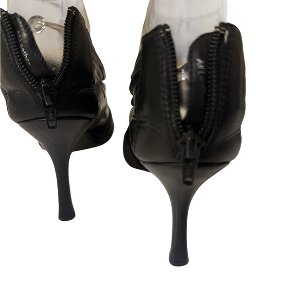 Vera Wang Lavender Heels Size 7.5 M Black Open Toe
Leather Zip Made In Italy - Picture 16 of 16